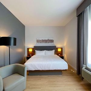 Deluxe King Room Non Smoking or No Pets